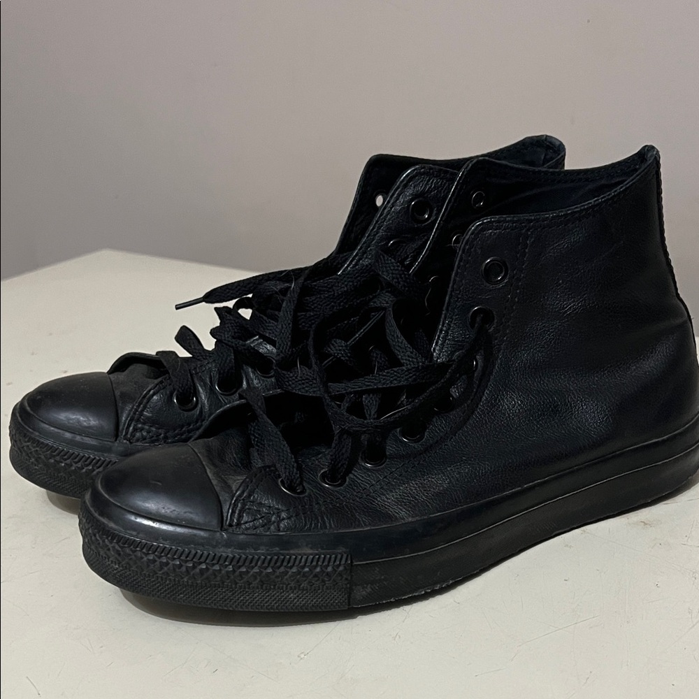 Black Leather Sz 9 All Stars ⭐️